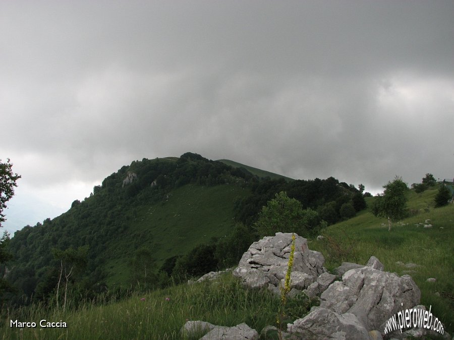 21_Verso il Linzone il cielo s'incupisce.JPG